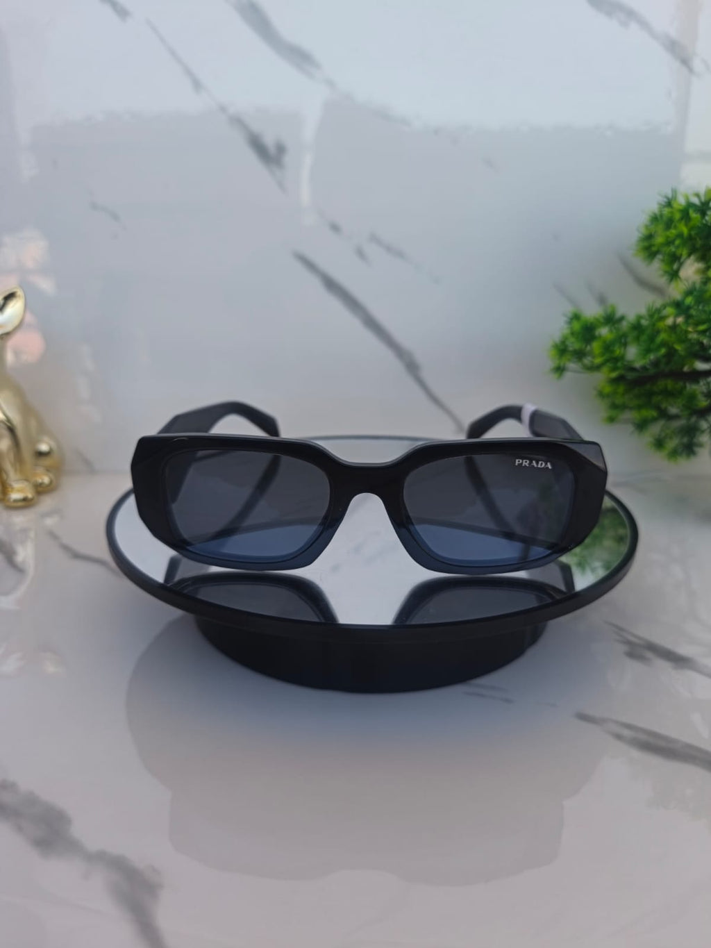 🕶️ Lentes de Sol Prada Diamante con Detalles Dorados – Elegancia que Impacta