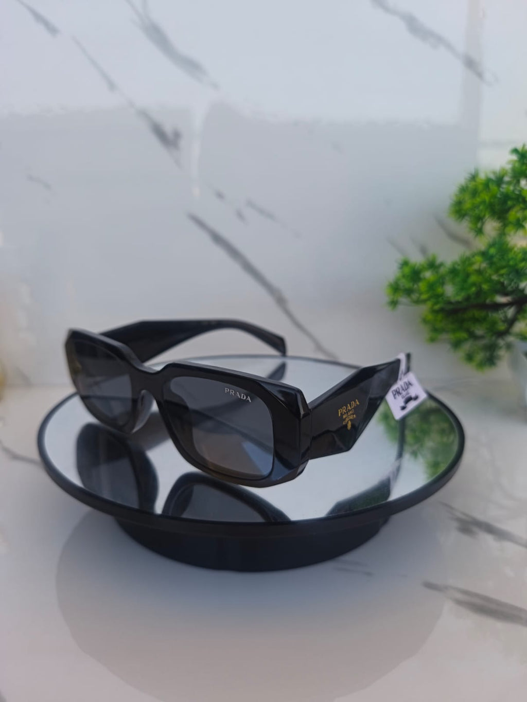 🕶️ Lentes de Sol Prada Diamante con Detalles Dorados – Elegancia que Impacta