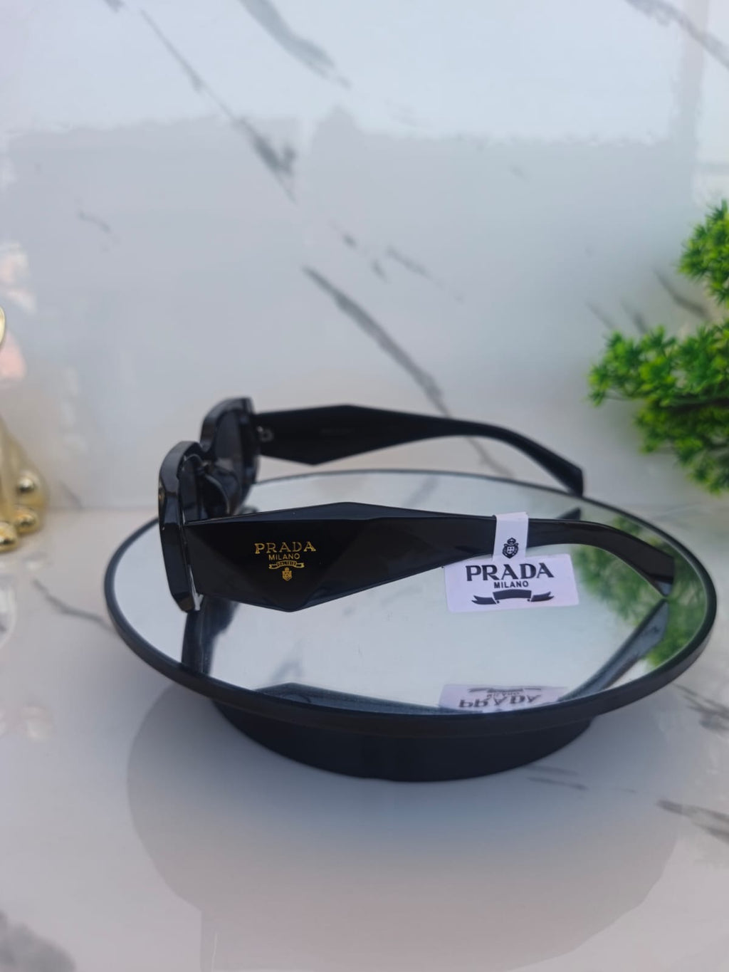 🕶️ Lentes de Sol Prada Diamante con Detalles Dorados – Elegancia que Impacta