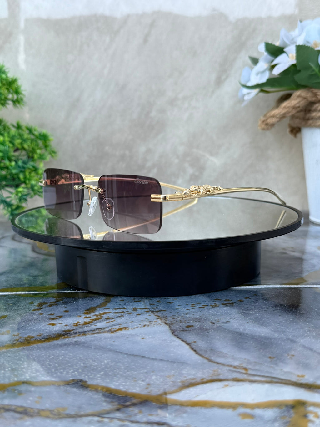 🕶️✨ Gafas Cartier – Diseño Rimless con Detalle Pantera ✨🕶️