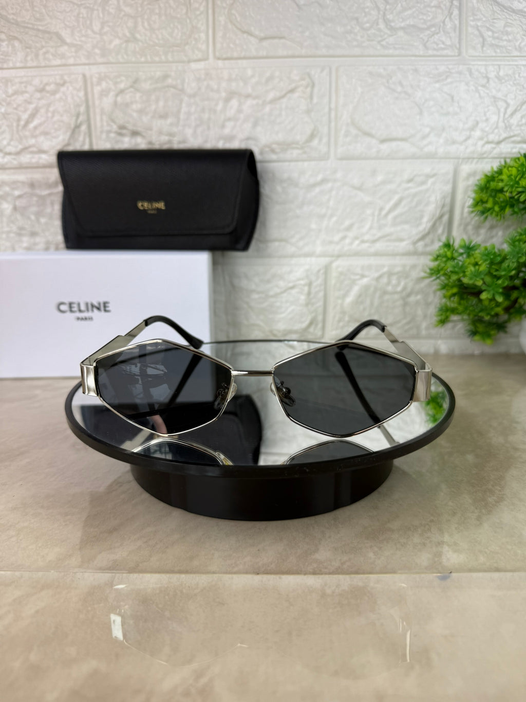 🕶️ Lentes de Sol CELINE Triangulares – Elegancia Moderna con Filtro UV400