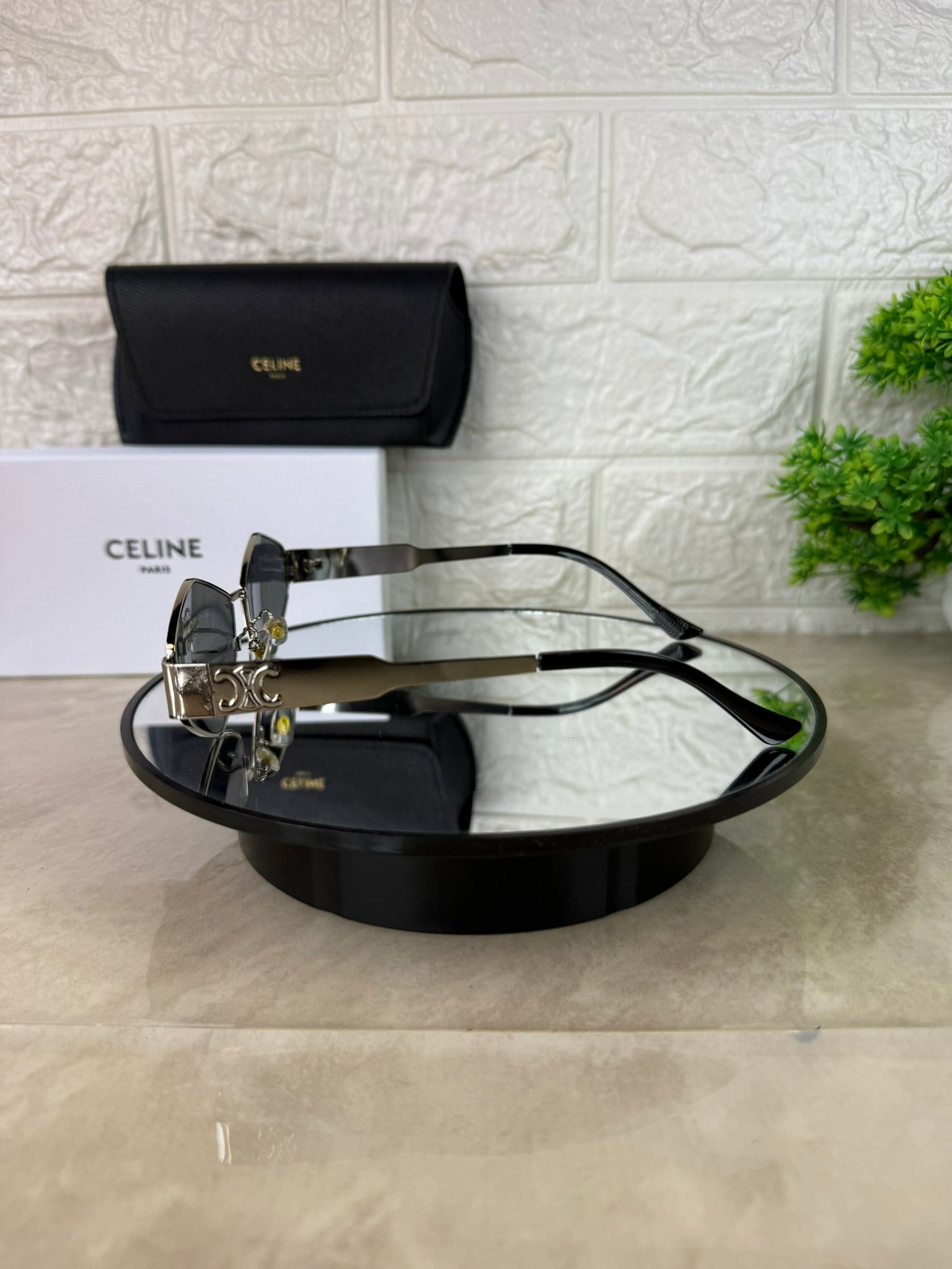 🕶️ Lentes de Sol CELINE Triangulares – Elegancia Moderna con Filtro UV400