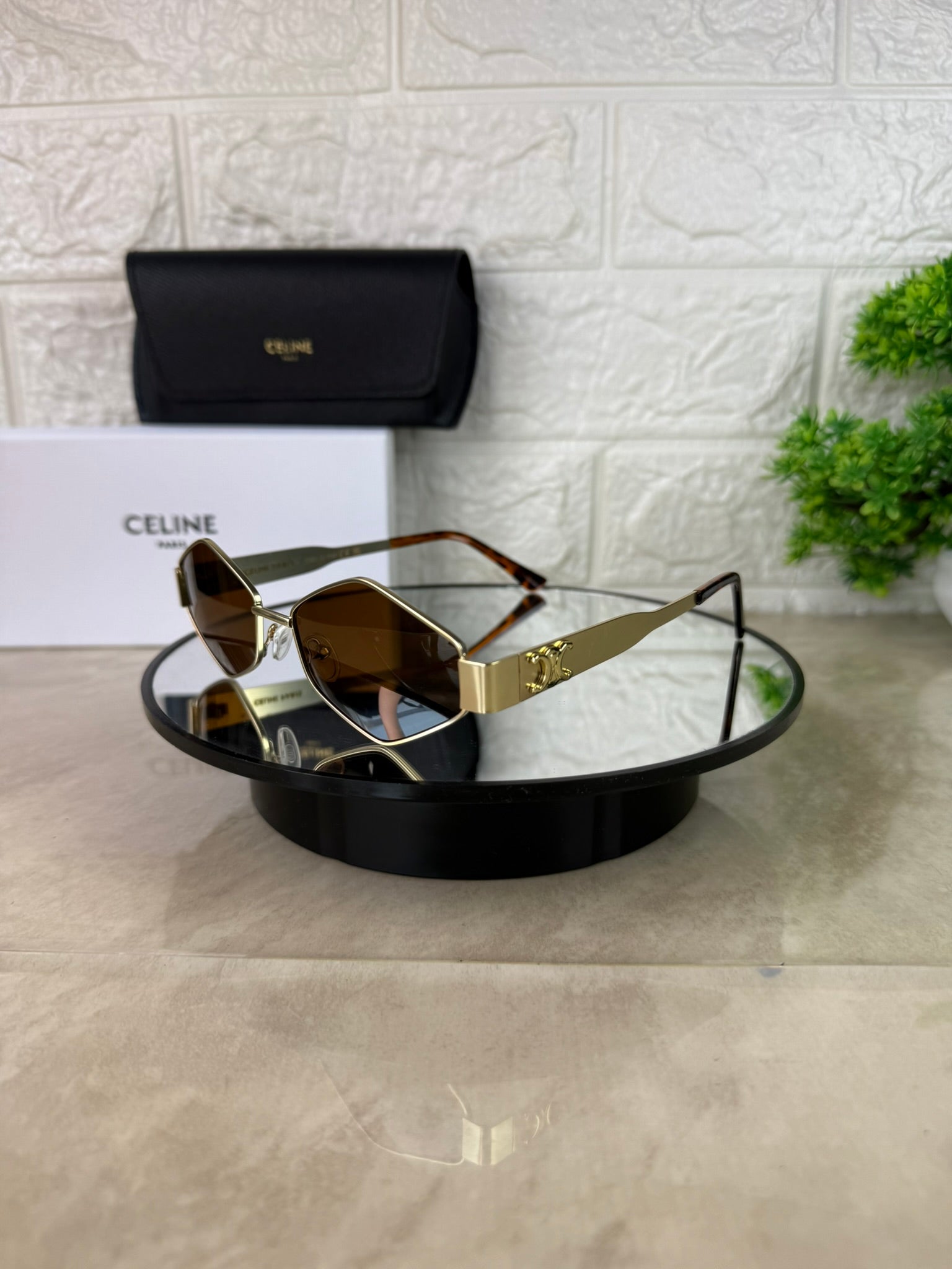 🕶️ Lentes de Sol CELINE Triangulares – Elegancia Moderna con Filtro UV400