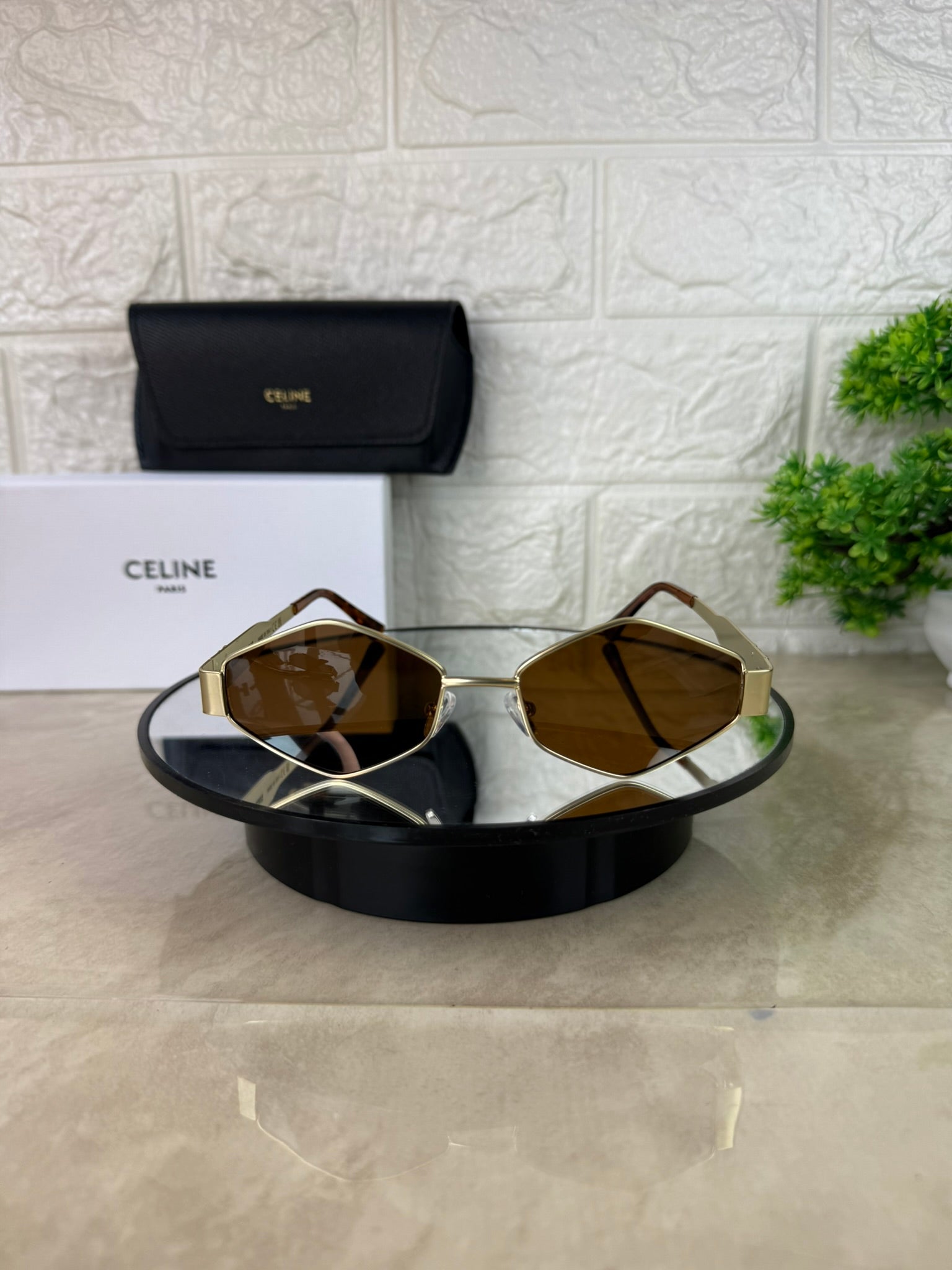 🕶️ Lentes de Sol CELINE Triangulares – Elegancia Moderna con Filtro UV400