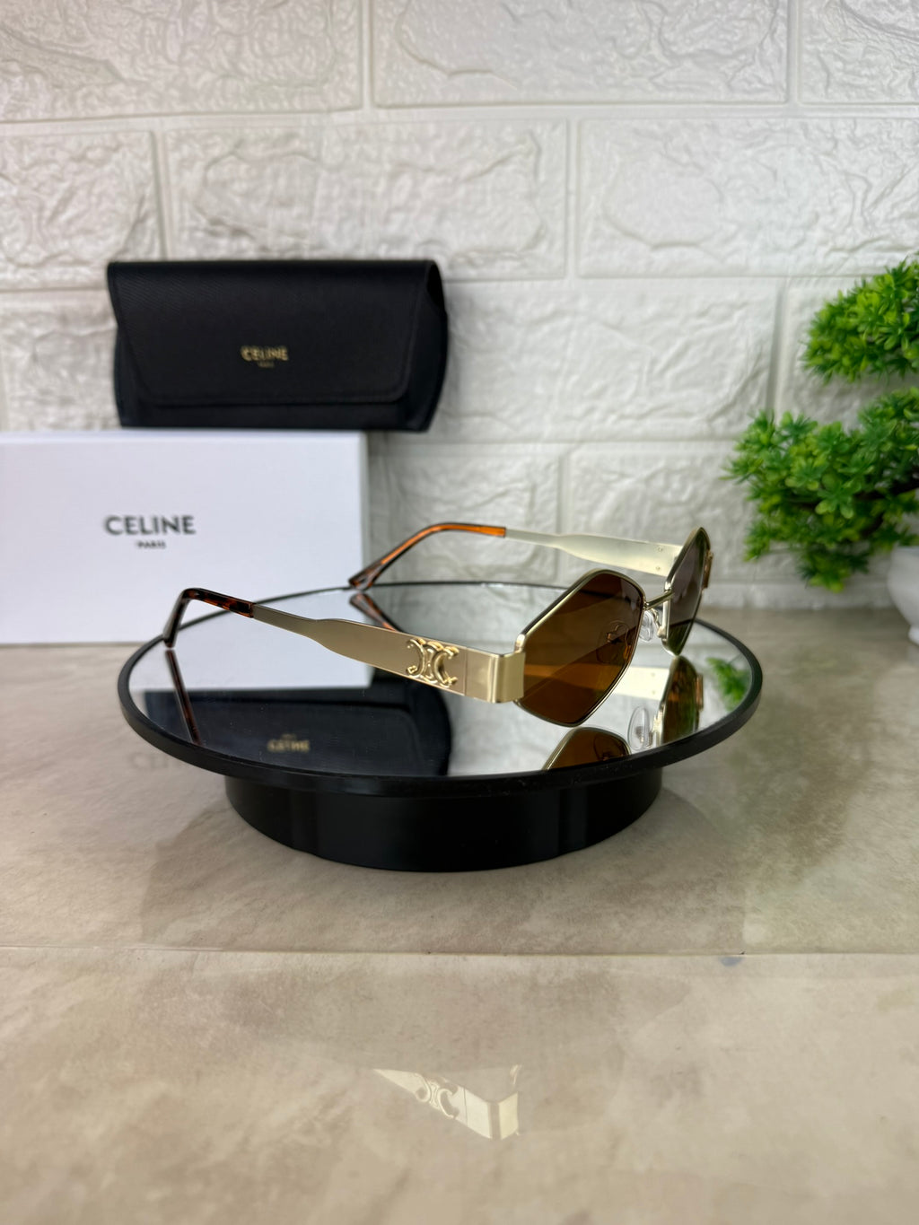 🕶️ Lentes de Sol CELINE Triangulares – Elegancia Moderna con Filtro UV400