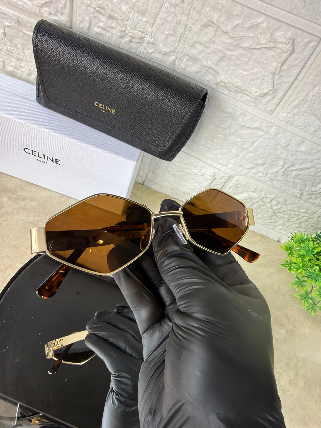 🕶️ Lentes de Sol CELINE Triangulares – Elegancia Moderna con Filtro UV400