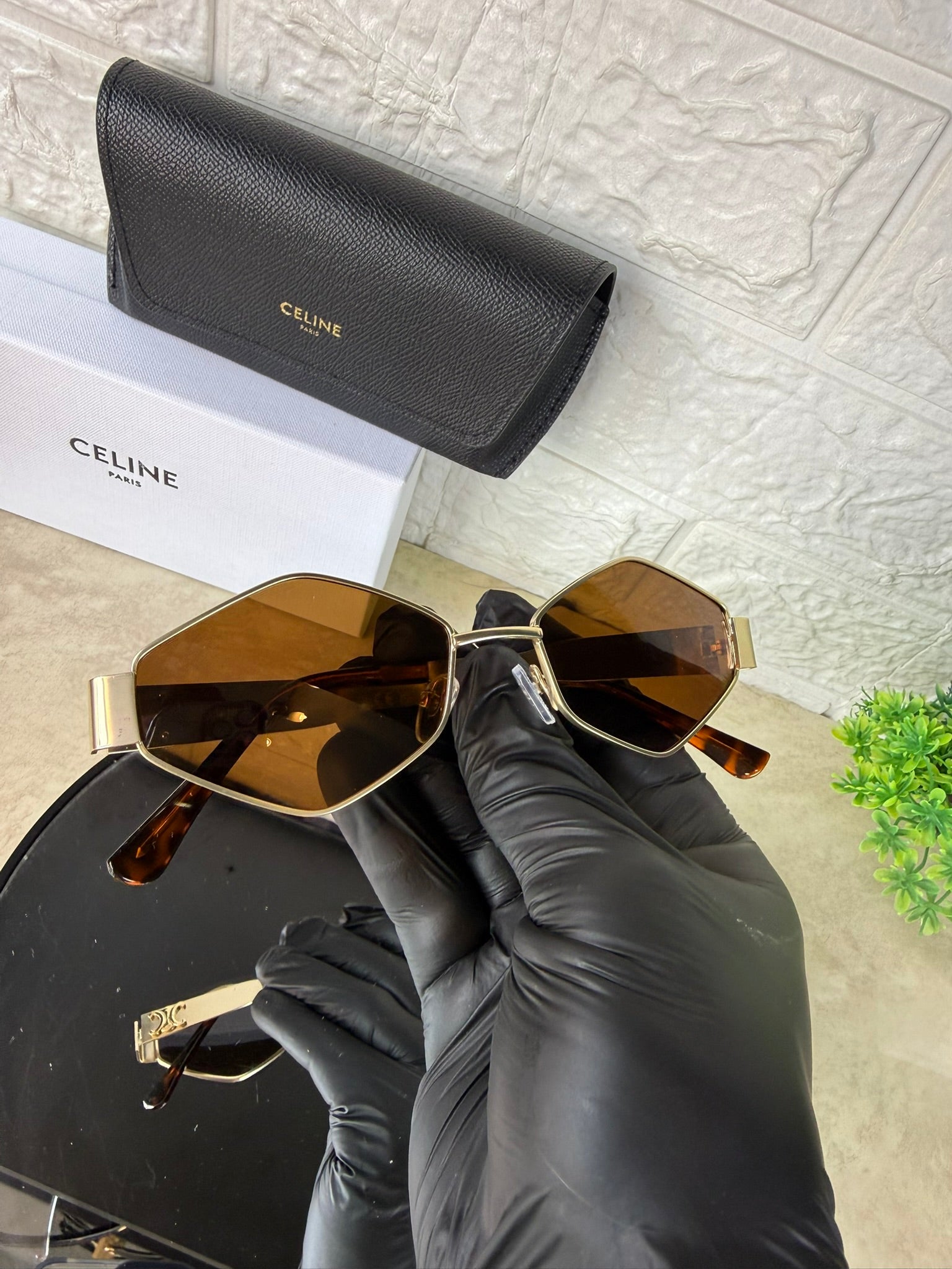 🕶️ Lentes de Sol CELINE Triangulares – Elegancia Moderna con Filtro UV400
