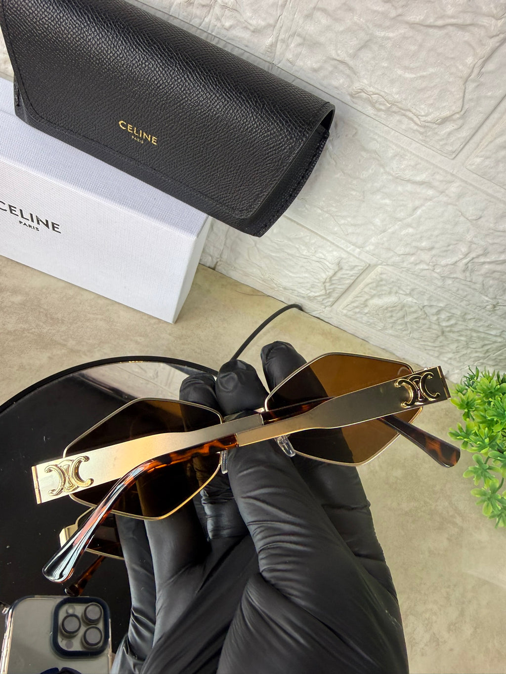 🕶️ Lentes de Sol CELINE Triangulares – Elegancia Moderna con Filtro UV400