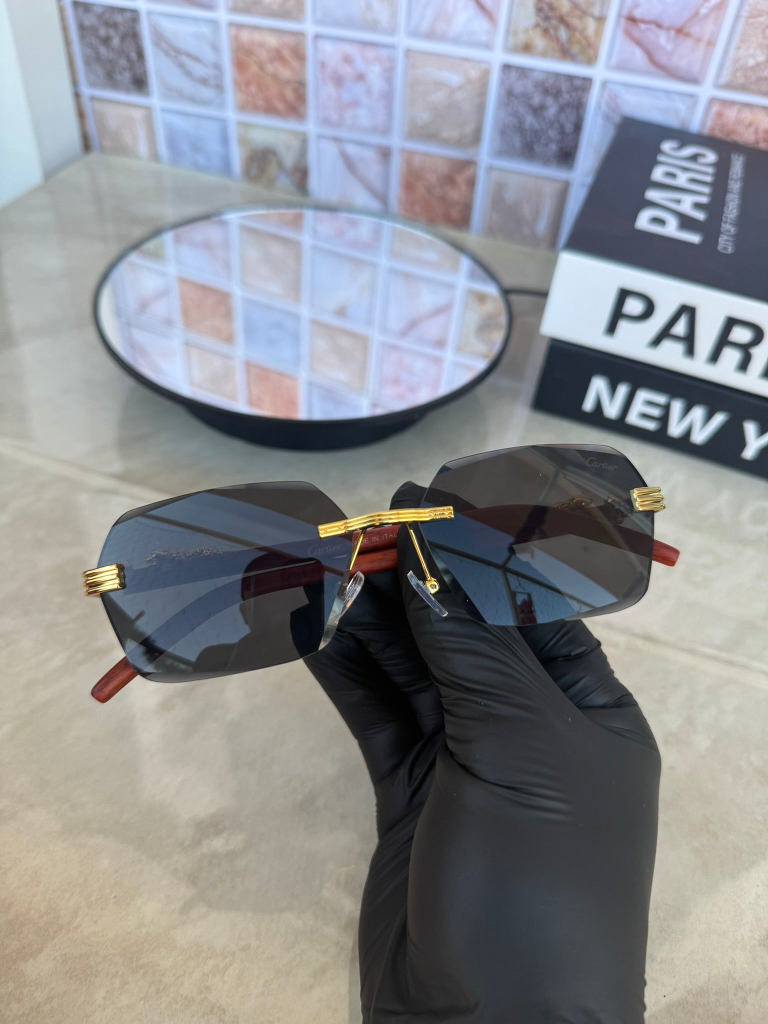 🕶️ Lentes de Sol Cartier – Café Madera con Detalles Dorados