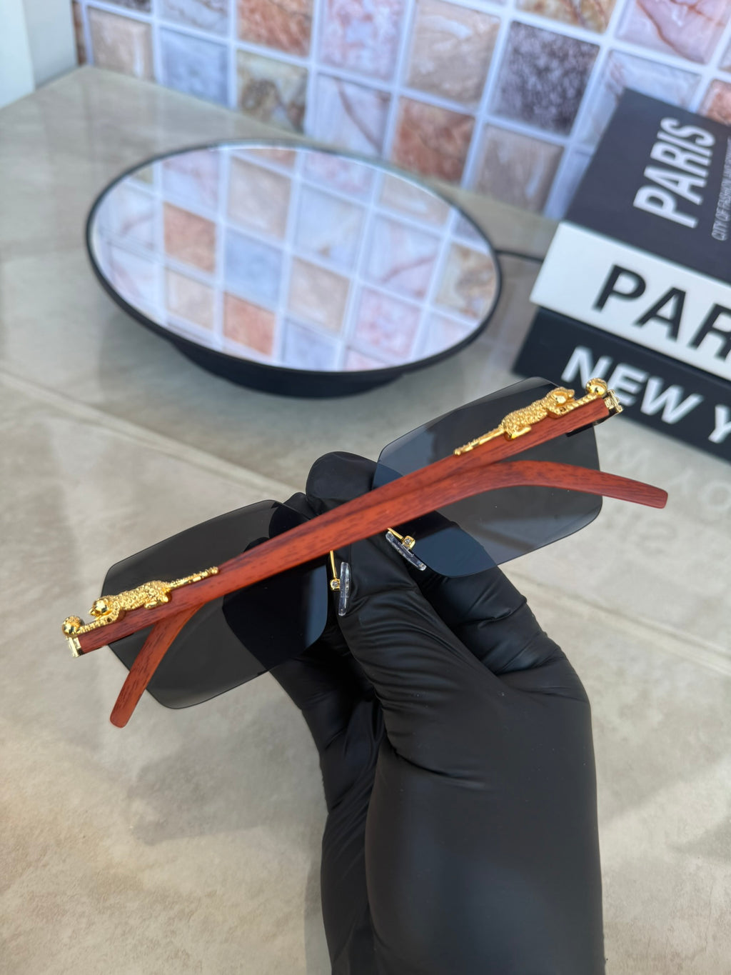🕶️ Lentes de Sol Cartier – Café Madera con Detalles Dorados