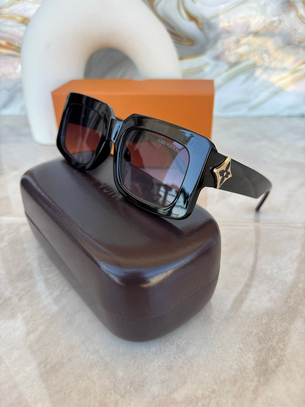 🕶️✨ Gafas Louis Vuitton – Diseño Oversize con Detalle Dorado ✨🕶️