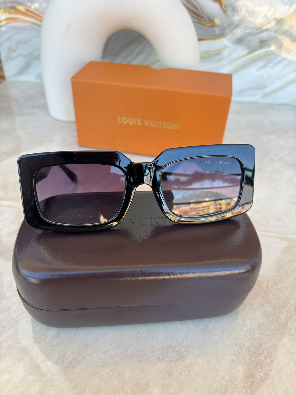 🕶️✨ Gafas Louis Vuitton – Diseño Oversize con Detalle Dorado ✨🕶️