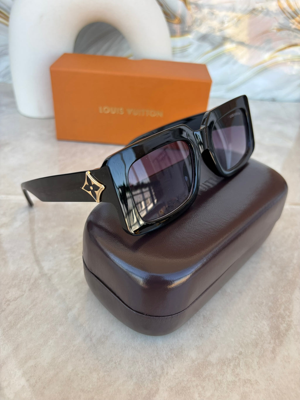 🕶️✨ Gafas Louis Vuitton – Diseño Oversize con Detalle Dorado ✨🕶️