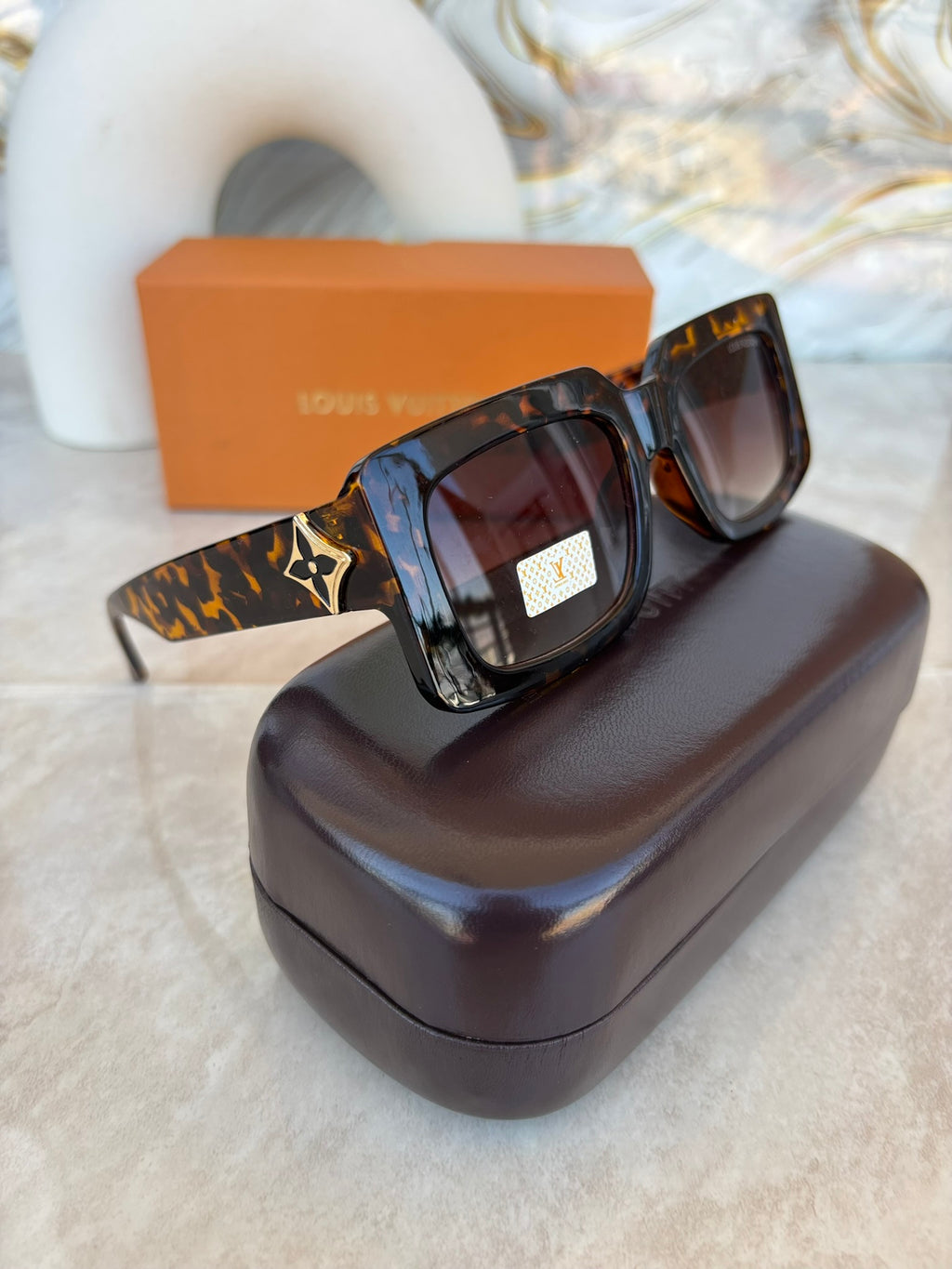 🕶️✨ Gafas Louis Vuitton – Diseño Oversize con Detalle Dorado ✨🕶️