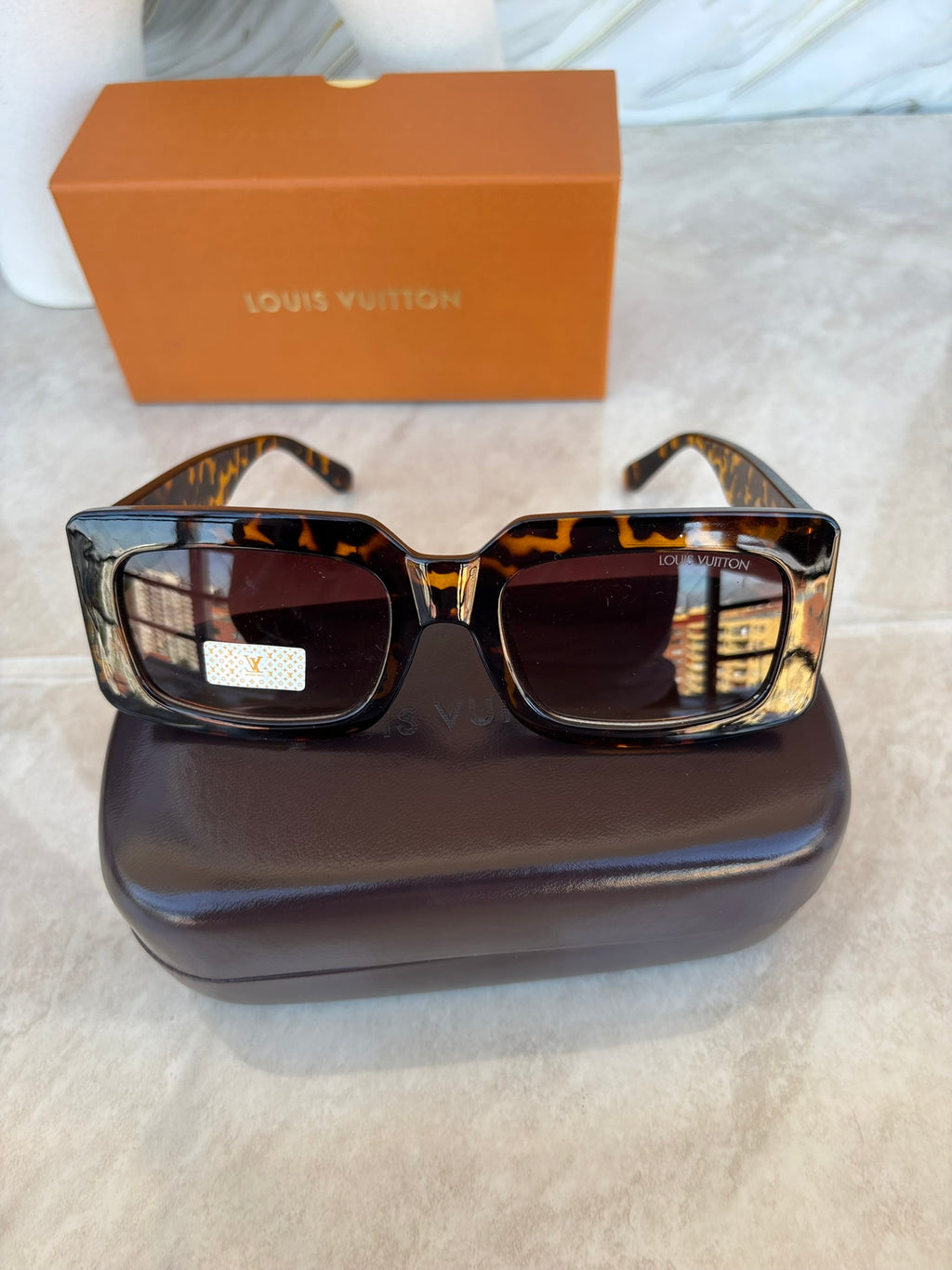 🕶️✨ Gafas Louis Vuitton – Diseño Oversize con Detalle Dorado ✨🕶️