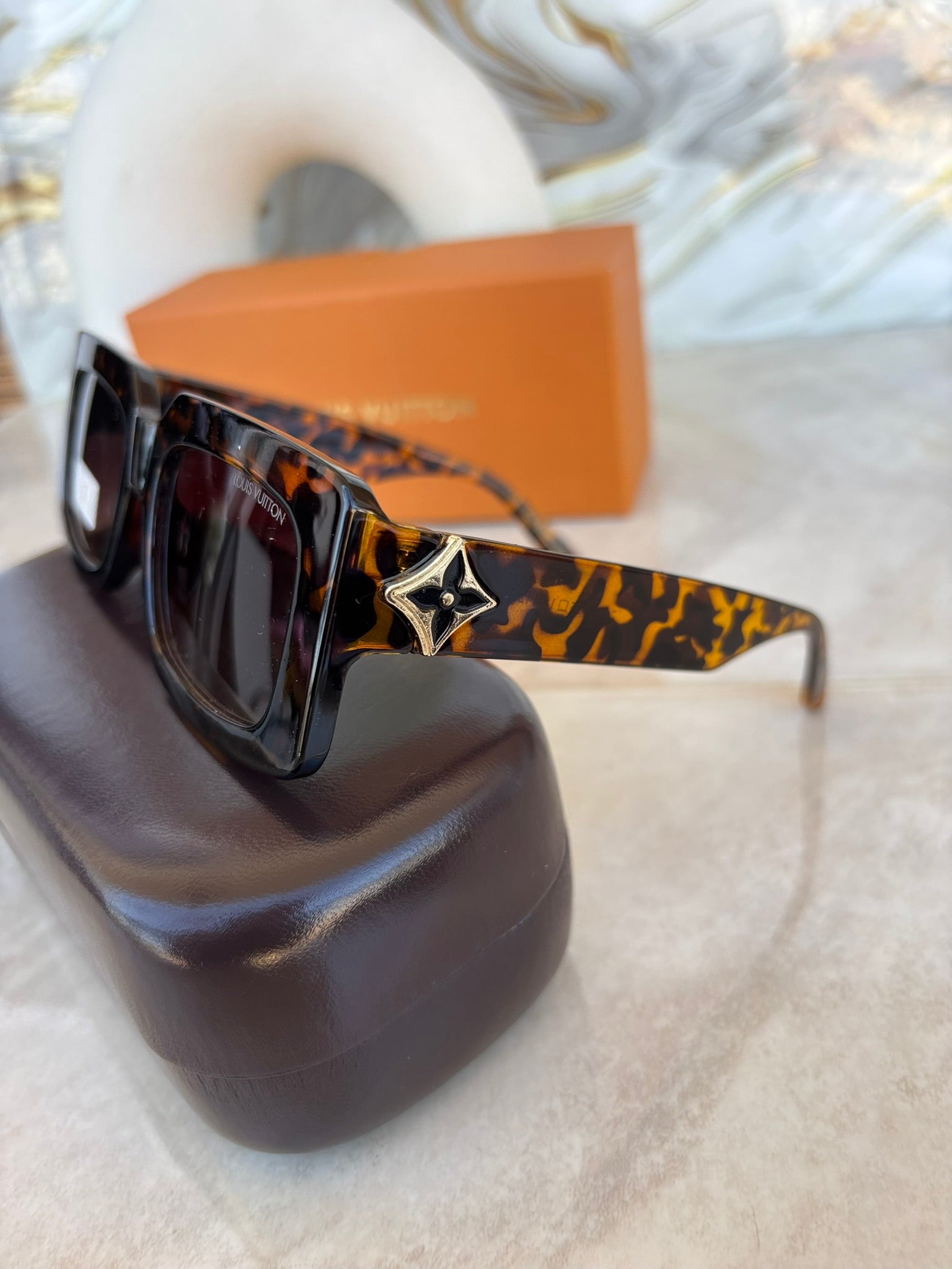 🕶️✨ Gafas Louis Vuitton – Diseño Oversize con Detalle Dorado ✨🕶️