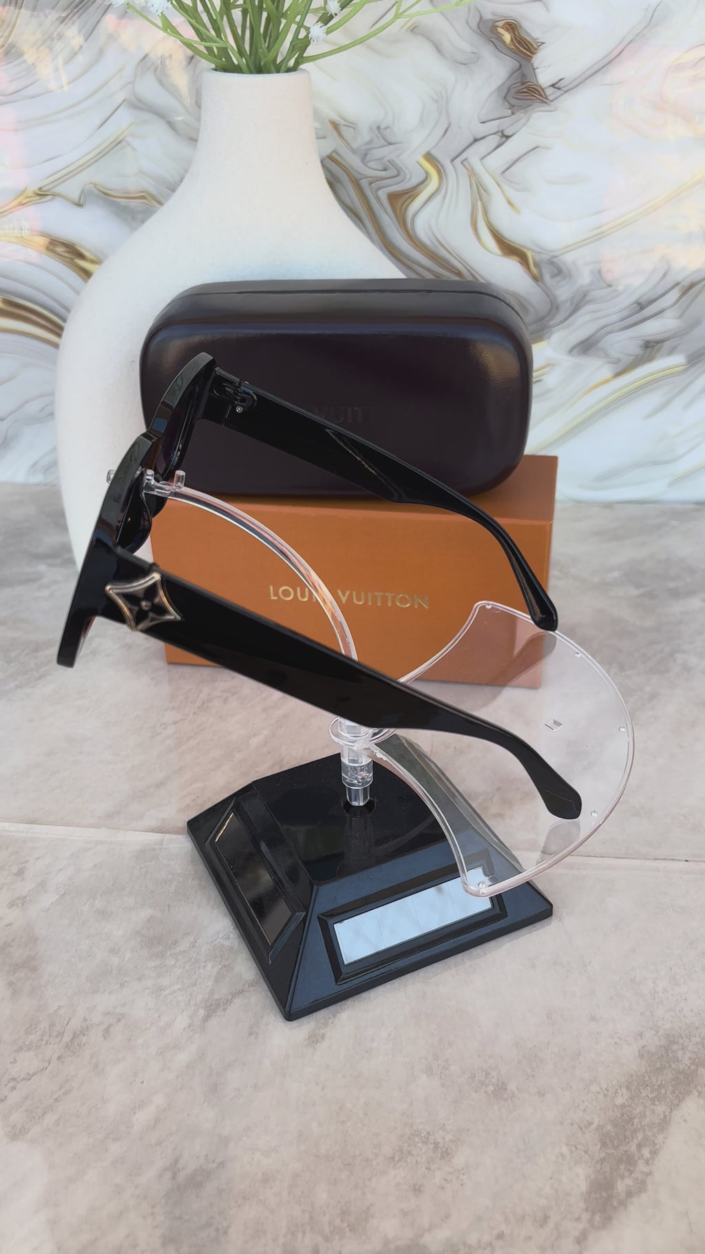 🕶️✨ Gafas Louis Vuitton – Diseño Oversize con Detalle Dorado ✨🕶️