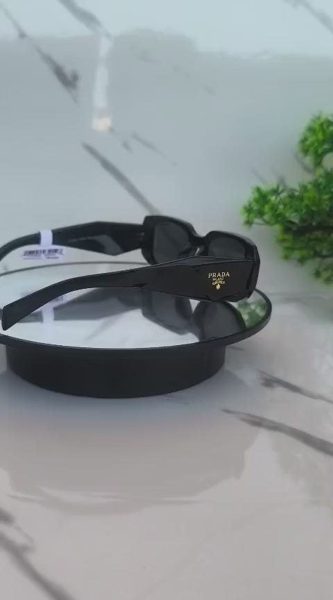 🕶️ Lentes de Sol Prada Diamante con Detalles Dorados – Elegancia que Impacta